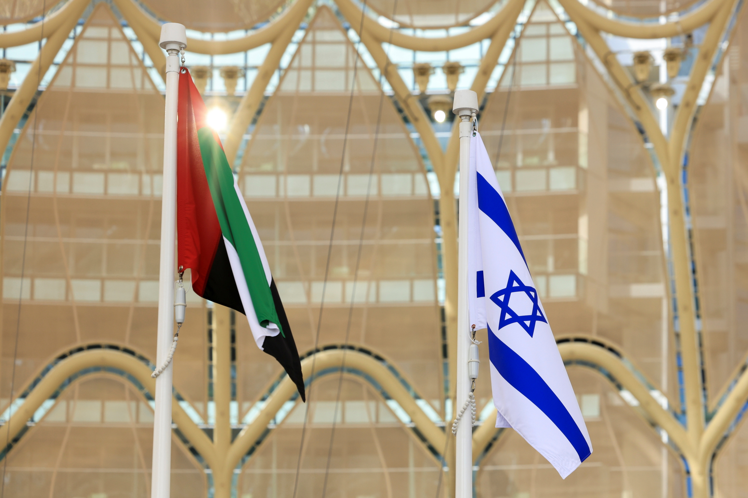 سيربط إسرائيل بدول الخليج.. الكشف عن اتفاق لإنشاء محطة يمر بها كابل الألياف الضوئية في الإمارات